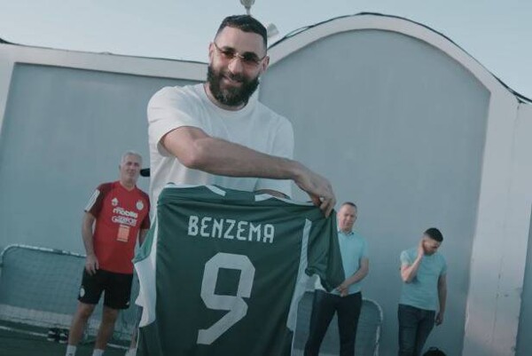 Французский нападающий Карим Бензема поддерживает национальную сборную Алжира на тренировочном сборе